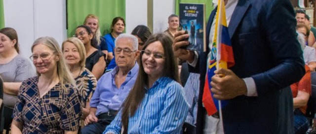 OBERÁ: El escritor ecuatoriano César Quiñones presentó su libro en la Biblioteca Sarmiento